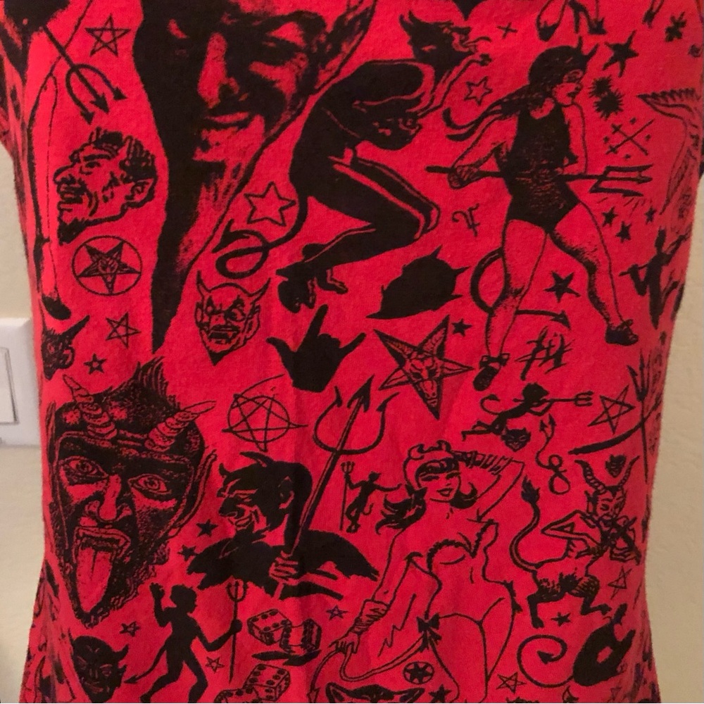 Kreepsville Vibrant Red/black Graphic Women's Tee - Picture 3 of 7